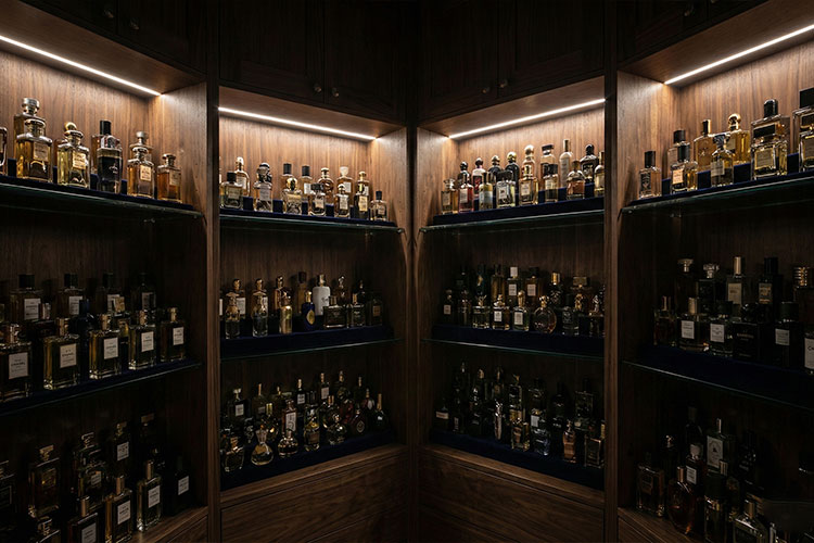 نگهداری شیشه عطر در کمد تاریک